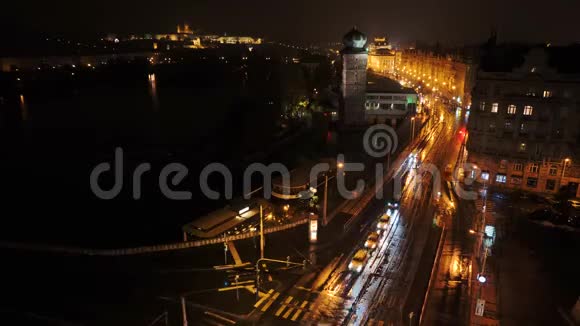 布拉格夜雨高速公路车灯在道路上美丽的景色在夜晚城堡普拉茨斯基赫拉德时间推移视频的预览图