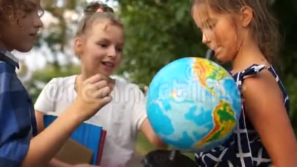 世界地球的小学生孩子们踊跃交流回到学校视频的预览图