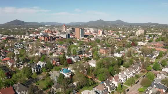 维吉尼亚州罗阿诺克市区山坡上的空中透视住宅视频的预览图