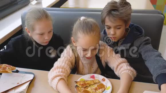在意大利快餐店里吃披萨的青少年团队视频的预览图