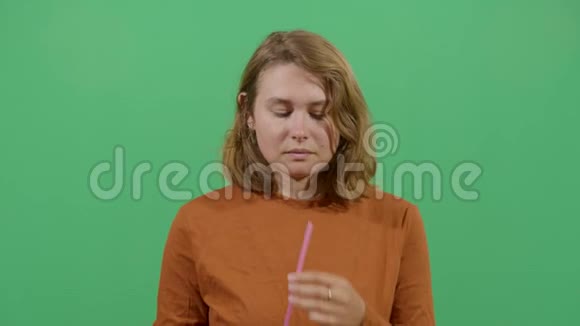 女人用塑料吸管喝水视频的预览图