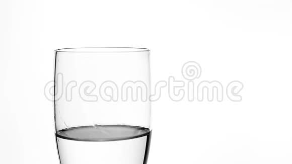 在白色背景的透明饮料玻璃中填充冰块和淡水清凉饮料和点心视频的预览图