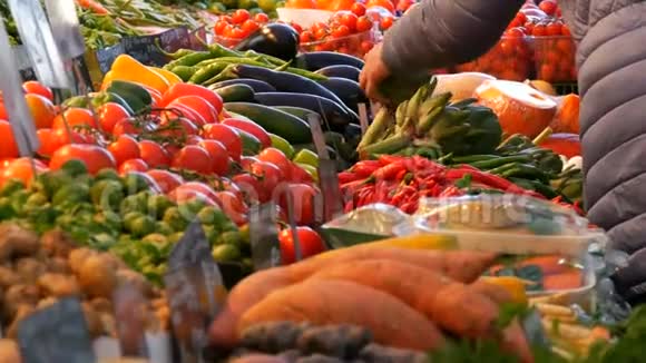 女人选择绿色大城市的菜市场各种蔬菜和水果的巨大选择健康清新视频的预览图