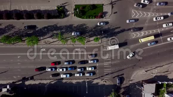 无人机视野阳光明媚的一天高速公路上市区交通的空中景观视频的预览图