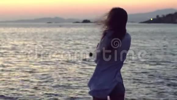 日落时海边的美女视频的预览图