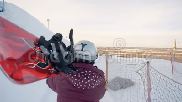 女子护理肩膀滑雪板冬季运动人视频的预览图