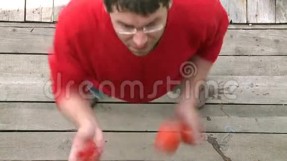 一个杂耍西红柿的人视频的预览图