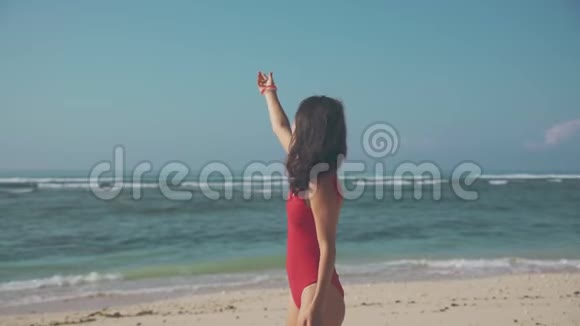 亚洲女人在海滩上玩无人机视频的预览图