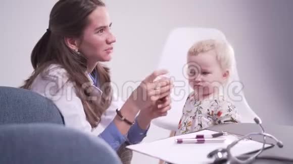 医生给婴儿病人闻草药药水以增强免疫力视频的预览图
