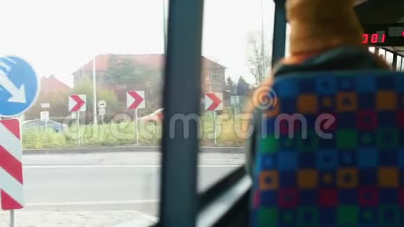 从一辆移动的公共交通巴士的窗户上看到的视频的预览图