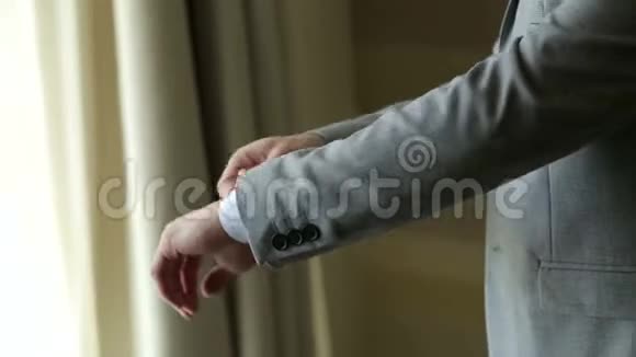 新郎男士衬衫上的正确袖子双手特写穿衣男士风格视频的预览图