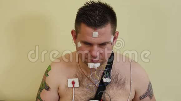男性病人用器械检查有机体视频的预览图