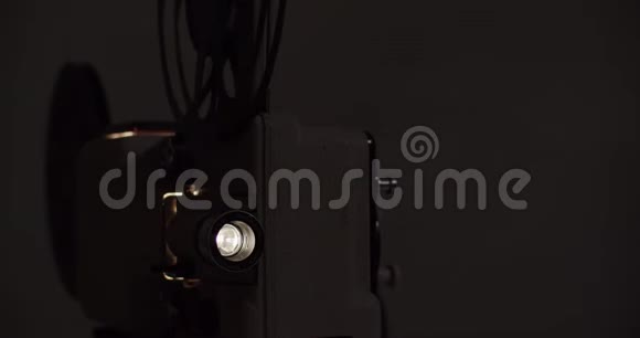 8毫米电影放映机旧的复古投影在黑暗的房间视频的预览图