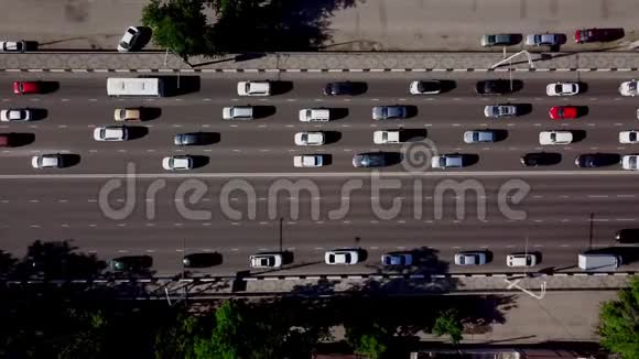 无人机视野高空俯视道路汽车和卡车视频的预览图