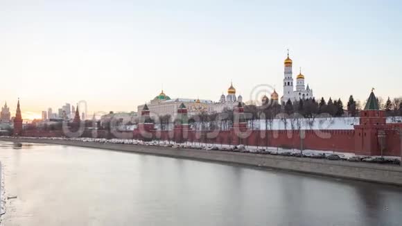 日落时分的俄罗斯莫斯科克里姆林宫视频的预览图