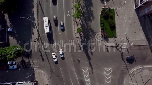 的视野城市道路交通堵塞的高空俯视图视频的预览图