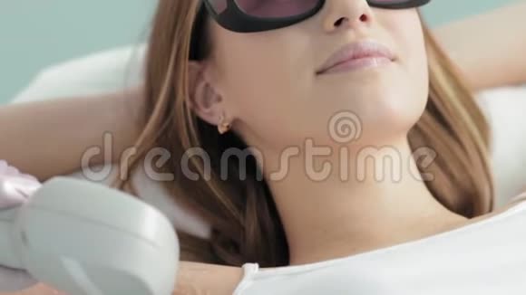 年轻的女主人在spa慢动作的腋窝处做更懒的头发视频的预览图