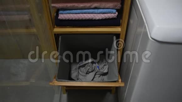 脏衣服在浴室里装满了洗衣篮把脏衣服扔到篮子里视频的预览图