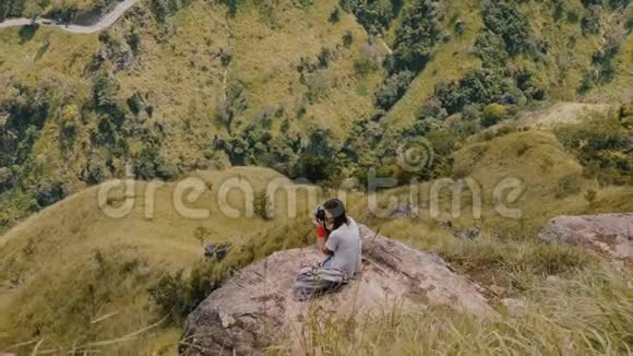 大气高角度拍摄年轻摄影师女士拍摄斯里兰卡美丽山景全景照片视频的预览图