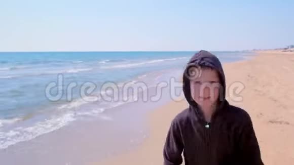 小男孩正在海边跑步沙滩小慢跑者在户外运动视频的预览图