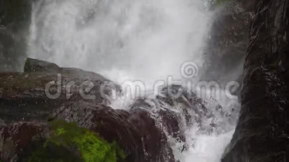 俄罗斯阿尔泰峡谷瀑布视频的预览图