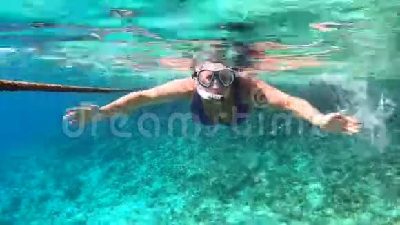 女人在天然游泳池浮潜视频的预览图