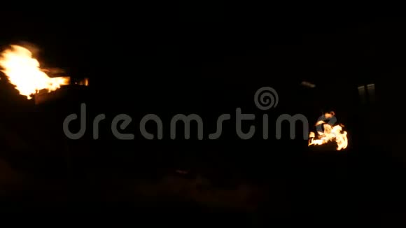 中世纪火炬在黑色背景下黑暗中燃烧的两排火焰视频的预览图