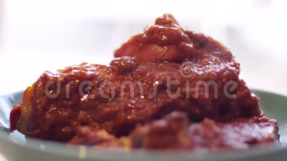 带酱汁的美味烧烤排骨视频的预览图