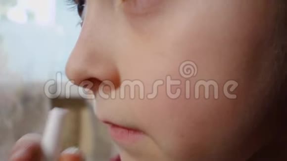 少女感冒流感用滴鼻剂视频的预览图