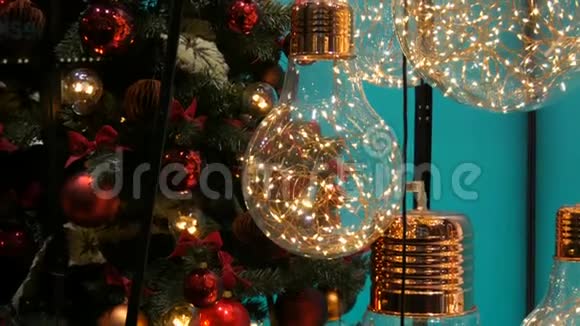 美丽的圣诞店橱窗装饰圣诞球和装饰精美的电灯视频的预览图