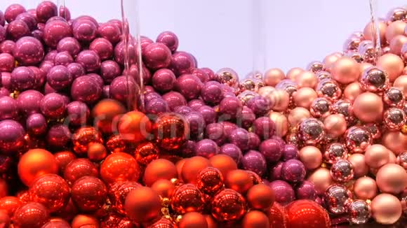 商店橱窗里有大量粉红色红色紫色的新年和圣诞树球圣诞装饰视频的预览图