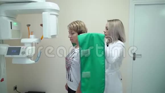 牙科X线扫描仪和病人视频的预览图