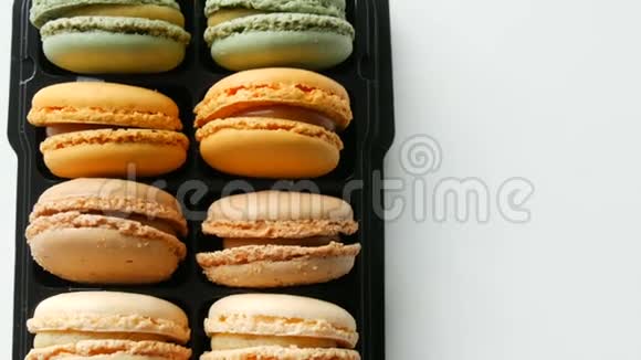 白色桌子上的一个特殊黑匣子里的五彩法国饼干通心粉视频的预览图