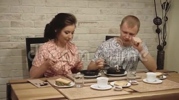 恋爱中的年轻夫妇在家吃早餐视频的预览图