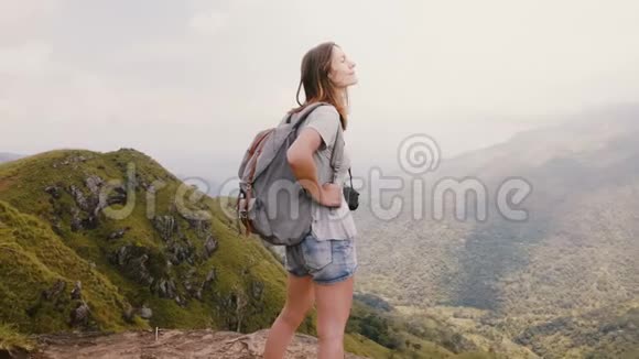 年轻的高加索旅游妇女带着背包和相机在斯里兰卡史诗般的风景山景中享受快乐的时刻视频的预览图