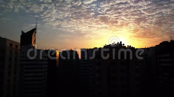 从阳台上可以看到清晨日出时在城市摩天大楼周围阴云密布的景色阿布扎比市视频的预览图