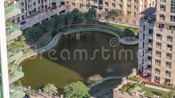 阿联酋迪拜格林居民区的人工湖和住宅建筑视频的预览图
