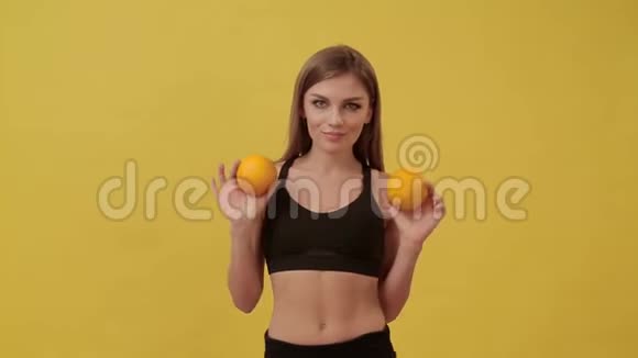 活泼的女孩在给成熟的橘子杂耍健康生活方式视频的预览图