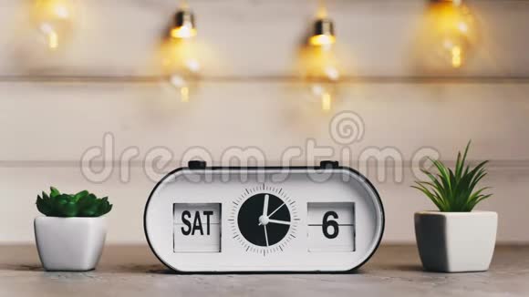 桌子上的一个白色的翻转时钟是一个月翻转天数和日期倒计时从1到31视频的预览图