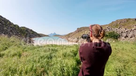 女专业摄影师拍摄挪威风景视频的预览图