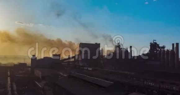 空中观景时光流逝工厂管道里的烟生态受到威胁视频的预览图
