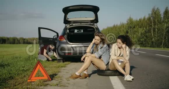 坏车人换轮胎帮两个女朋友等视频的预览图