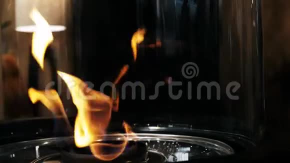 在客厅内部关闭生态生物乙醇壁炉的火焰视频的预览图
