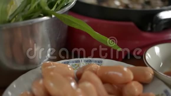 生猪肉在锅里烤着在火锅里准备混合蔬菜汤和海鲜视频的预览图
