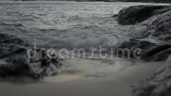 鳌云滩海岸线风光低视角海浪冲向岩石视频的预览图