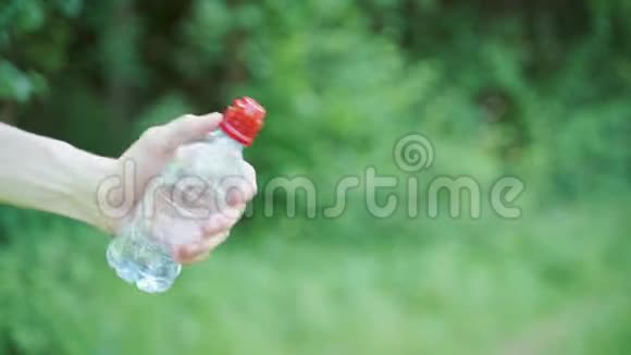 一个拿着一瓶饮用水的人视频的预览图