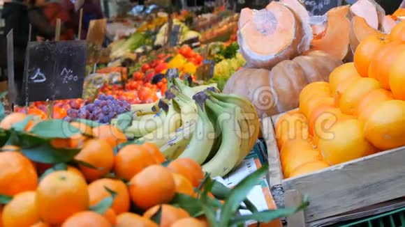 在前景橘子与绿叶和异国水果蔬菜市场各种蔬菜种类繁多视频的预览图