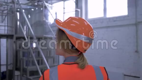 女技术专业女工程师女工程师带平板头盔负责工厂设备的控制视频的预览图
