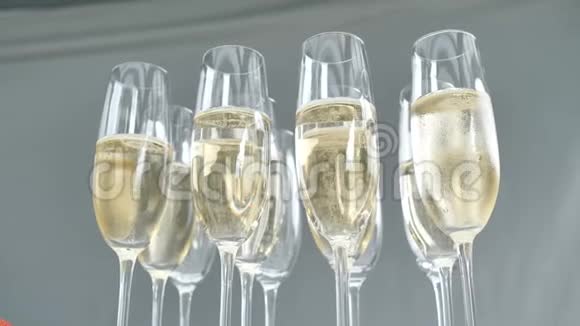 在婚礼或生日派对4k慢动作为餐厅客人准备的香槟酒杯视频的预览图