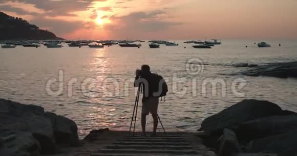 摄影师在日落时用相机创作内容视频的预览图